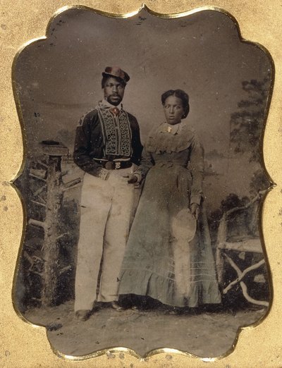 Fireman and Bride, cca 1860 (čtvrttalíř, ručně barvený se zlacenými odlesky, kůže) od American Photographer