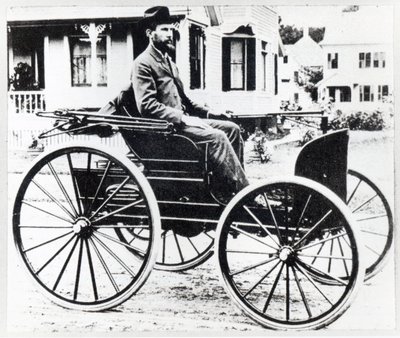 První americký automobil navržený a vyrobený Charlesem a Frankem Duryeovými od American Photographer