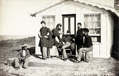 Pět vojáků občanské války se shromáždilo na hliněné verandě před domem, poblíž nich seděla afroamerická mládež, 1861-65 od American Photographer