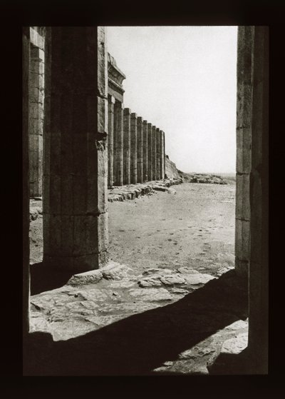 Předhradí chrámu Hatšepsut, Deir El-Bahri (skluzavka s lucernou) od American Photographer