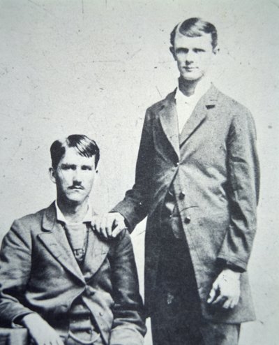 Frank (1843-1915) a Jesse James (1847-82) kolem roku 1870 (černobílá fotografie) od American Photographer