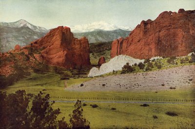 Gateway, Garden of the Gods, Colorado, Pikes Peak in the Distance (barevné foto) od American Photographer