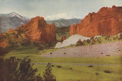 Gateway, Garden of the Gods, Colorado, Pikes Peak v dálce (kolorovaná fotografie) od American Photographer