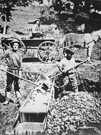 Hledači zlata pomocí propusti „long tom“ ve Spanish Flat v Kalifornii od American Photographer