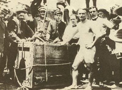 Harry Houdini při spouštění do ledové řeky Detroit v roce 1907 (čb fotografie) od American Photographer