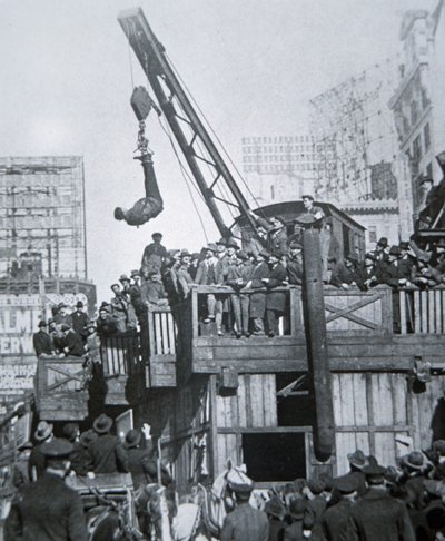 Houdini na útěku ze svěrací kazajky zavěšený na jeřábu v New Yorku (černobílá fotografie) od American Photographer
