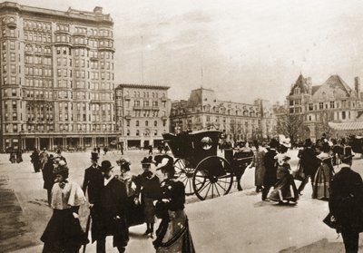 Před Plaza Hotel, New York City, 1896 od American Photographer