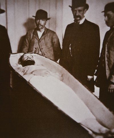 Jesse James ve své rakvi poté, co byl zastřelen v roce 1882 (černobílá fotografie) od American Photographer