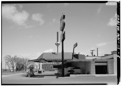 Servisní stanice Lindholm Oil Company, Cloquet, Minnesota (černobílá fotografie) od American Photographer