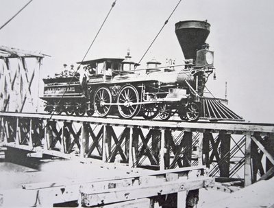 Lokomotiva US Military Railroads (Union Army) překračující kozlíkový most přes řeku Potomac (č/b foto) od American Photographer