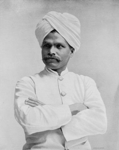 Pan D. Joseph, „Východní Ind“ v tradičním cejlonském kroji, kolem roku 1893 (č/b foto) od American Photographer