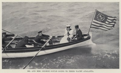 Pan a paní George Gouldovi jdou na svou jachtu Atalanta (černobílá fotografie) od American Photographer