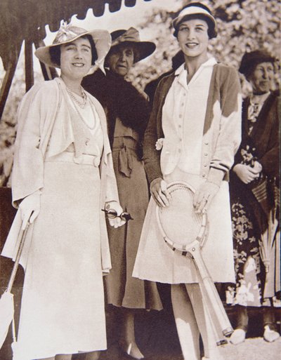 Paní Helen Wills Moody (vpravo), americká šampionka v tenise, se setkala s vévodkyní z Yorku v All-Anglickém klubu ve Wimbledonu během Lawn Tennis Championship v roce 1935 (čb foto) od American Photographer