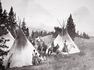 Native American Teepee Camp, Montana, cca 1900 (černobílá fotografie) od American Photographer