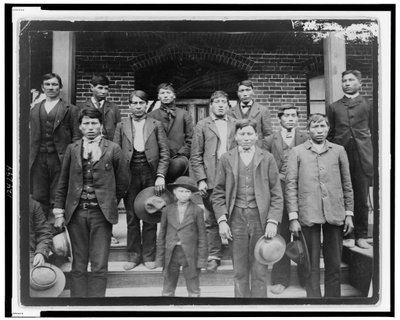 Indiánští muži a chlapec pózovali před Carlisle Indian School, Pennsylvania, kolem roku 1890 (černobílá fotografie) od American Photographer