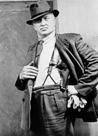 Newyorský policejní detektiv, cca 1920 (černobílá fotografie) od American Photographer