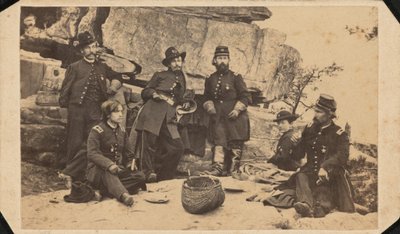 "Část štábu generála Gearyho. Pořízeno na vrcholu Lookout Mountain na Štědrý den.",1863 (foto) od American Photographer