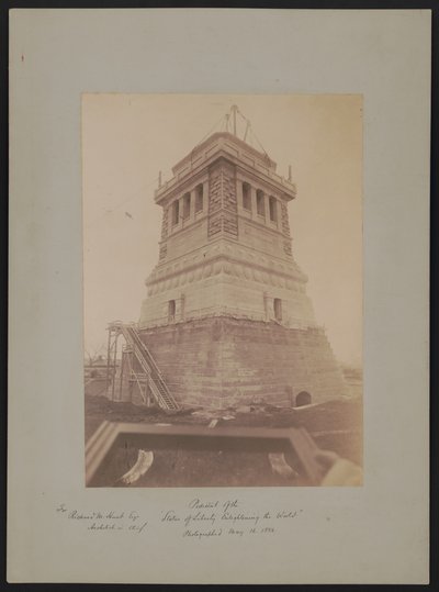 Podstavec „Sochy svobody osvětlující svět“, navržený Richardem Morrisem Huntem, během stavby, 16. května 1886 od American Photographer