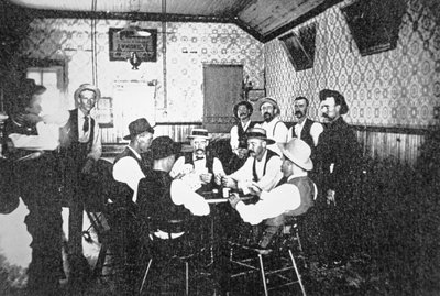 Hrací karty ve westernovém saloonu, cca 1900 (černobílá fotografie) od American Photographer