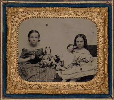 Portrét dvou dívek s panenkami,c. 1860 (foto) od American Photographer
