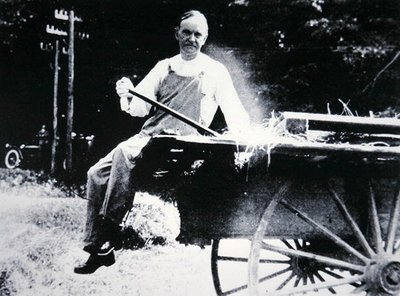 Prezident Calvin Coolidge (1873-1933) pózující jako farmář na dovolené ve Vermontu (černobílá fotografie) od American Photographer