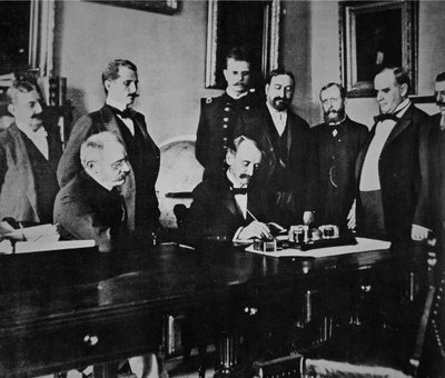 Prezident William Mckinley (1843-1901) byl svědkem podpisu mírového protokolu, který ukončil válku se Španělskem od American Photographer
