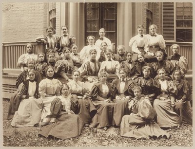 Třída Radcliffe z roku 1896 (černobílá fotografie) od American Photographer