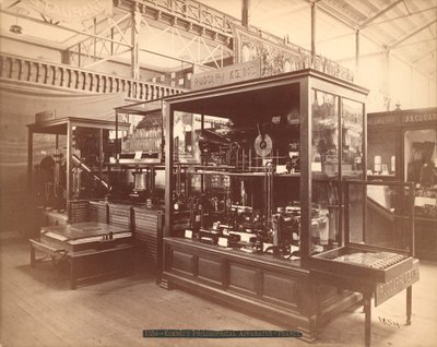 Výstava Rudolpha Koenigse, Filosofický aparát, hlavní výstava, Mezinárodní výstava stého výročí, Philadelphia, 1876 (stříbrný tisk z alba) od American Photographer