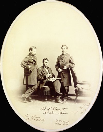 Podepsaná fotografie Ulyssese S. Granta a jeho pomocníků, Orvilla E. Babcocka a Adama Badeaua, ve vojenské uniformě, kolem roku 1865 od American Photographer
