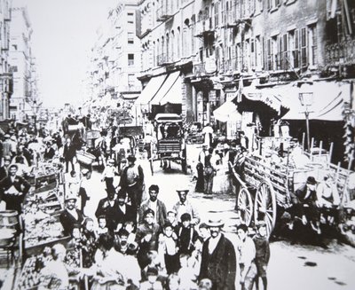 Pouliční trh v Mulberry Street, Lower East Side, New York City od American Photographer