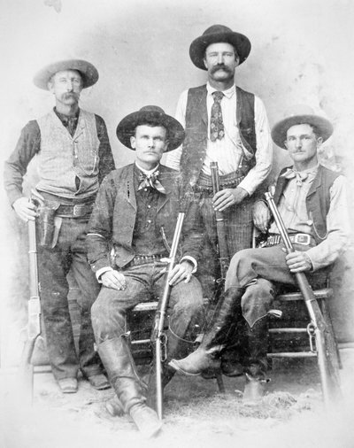 Texas Rangers vyzbrojení revolvery a puškami Winchester od American Photographer
