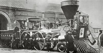 Lokomotiva, která v roce 1865 táhla pohřební vlak Abrahama Lincolna (1809-65) (černobílá fotografie) od American Photographer