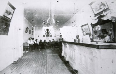 The Long Branch Saloon, Dodge City, Kansas, cca 1880 (černobílá fotografie) od American Photographer