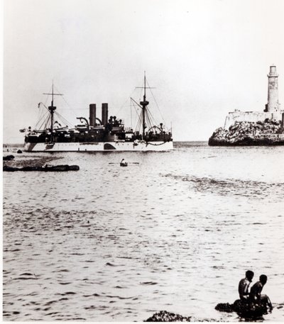 USS Maine vplouvající do přístavu Havana, Kuba, 1898 (viz 206526, 206527) od American Photographer