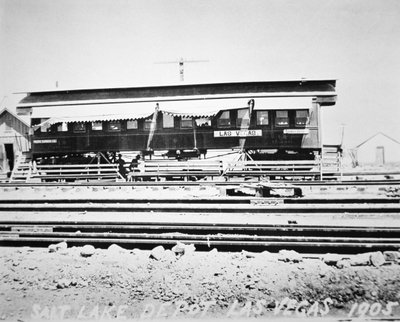 Depo, čekárna a pokladna železnice Las Vegas Salt Lake Railroad, Nevada od American Photographer