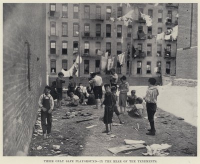 Jejich jediné bezpečné hřiště, v zadní části činžovních domů (černobílá fotografie) od American Photographer