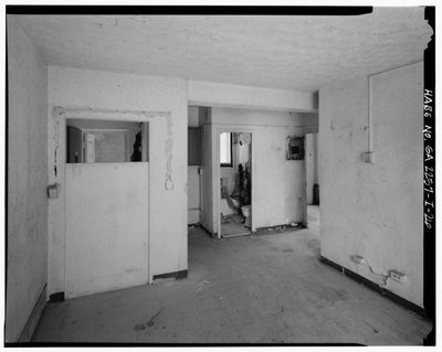 Typický byt 2+1 s přípojkou na prádelnu ve vstupní hale. – Techwood Homes, budova č. 6, 465 Techwood Drive & 119-125 Hunnicutt Street, Atlanta, Fulton County, GA od American Photographer