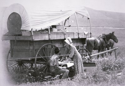 Typický pionýrský krytý vůz (černobílá fotografie) od American Photographer