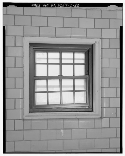 Typický detail schodišťového okna. – Techwood Homes, budova č. 6, 465 Techwood Drive & 119-125 Hunnicutt Street, Atlanta, Fulton County, GA od American Photographer