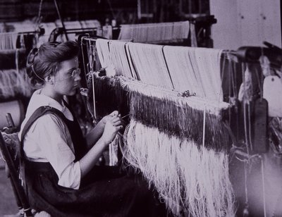 Americký textilní průmysl, textilní operátor v továrně na bavlnu v Massachusetts, cca 1900 (č/b foto) od American Photographer