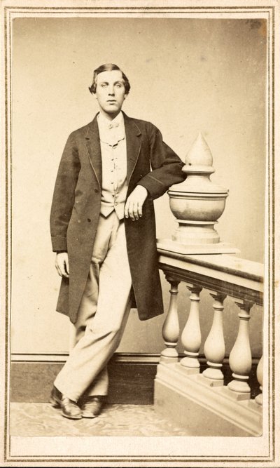 Neznámý muž v plášti opřený o sloup, kolem 1860-75 (tisk alba) od American Photographer