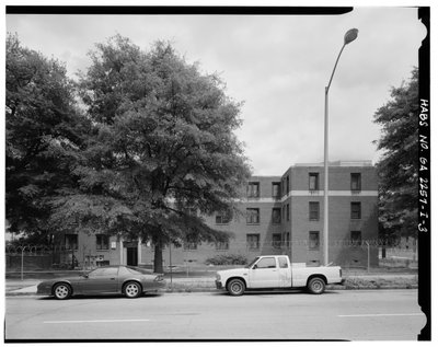Západní strana, 465 Techwood Drive a 125 Hunnicutt Street (vpravo). – Techwood Homes, budova č. 6, 465 Techwood Drive & 119-125 Hunnicutt Street, Atlanta, Fulton County, GA (černobílá fotografie) od American Photographer