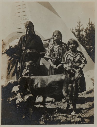 Žena, dvě dívky a dítě se psem, asi 1900. Želatinová stříbrná fotografie od American Photographer