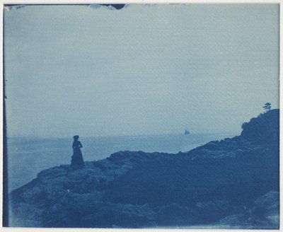 Žena sleduje škuner ze skalnatého mysu od American Photographer