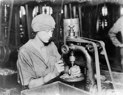 Žena zahlubující otvor v trubici rozbušky a plnicí otvor v ručním granátu ve Westinghouse Electric & Mfg. Co., East Pittsburgh, PA, během první světové války, 1914-18 od American Photographer
