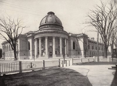 Yaleova univerzita: (čb foto): "Rotunda", vlevo Woolsey Hall, vpravo Yaleova jídelna (čb foto) od American Photographer