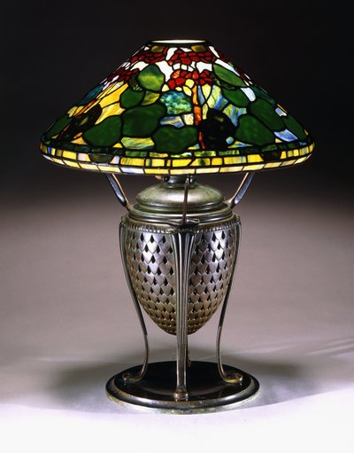 Stolní lampa "Geranium" s kónickým stínidlem a síťovanou bronzovou podstavou na urnu se vzorem rybích šupin, 20. století od American School