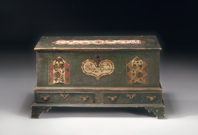 Nátěrem zdobená truhla se zvedacím věnem, s nápisem Susana Scheblern, pravděpodobně Lancaster County, Pennsylvania, 1790 od American School