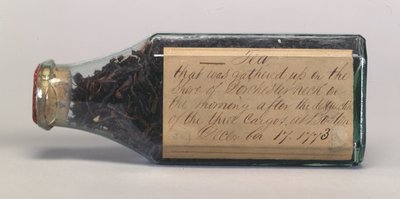Čajové lístky Boston Tea Party ve skleněné láhvi, shromážděné T.M. Harris, Dorchester Neck, prosinec 1773 od American School