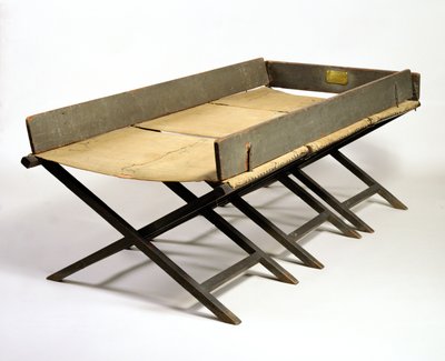 Camp Bed údajně používal George Washington ve Valley Forge, kolem 1777-85 (dřevo, plátno a železo) od American School